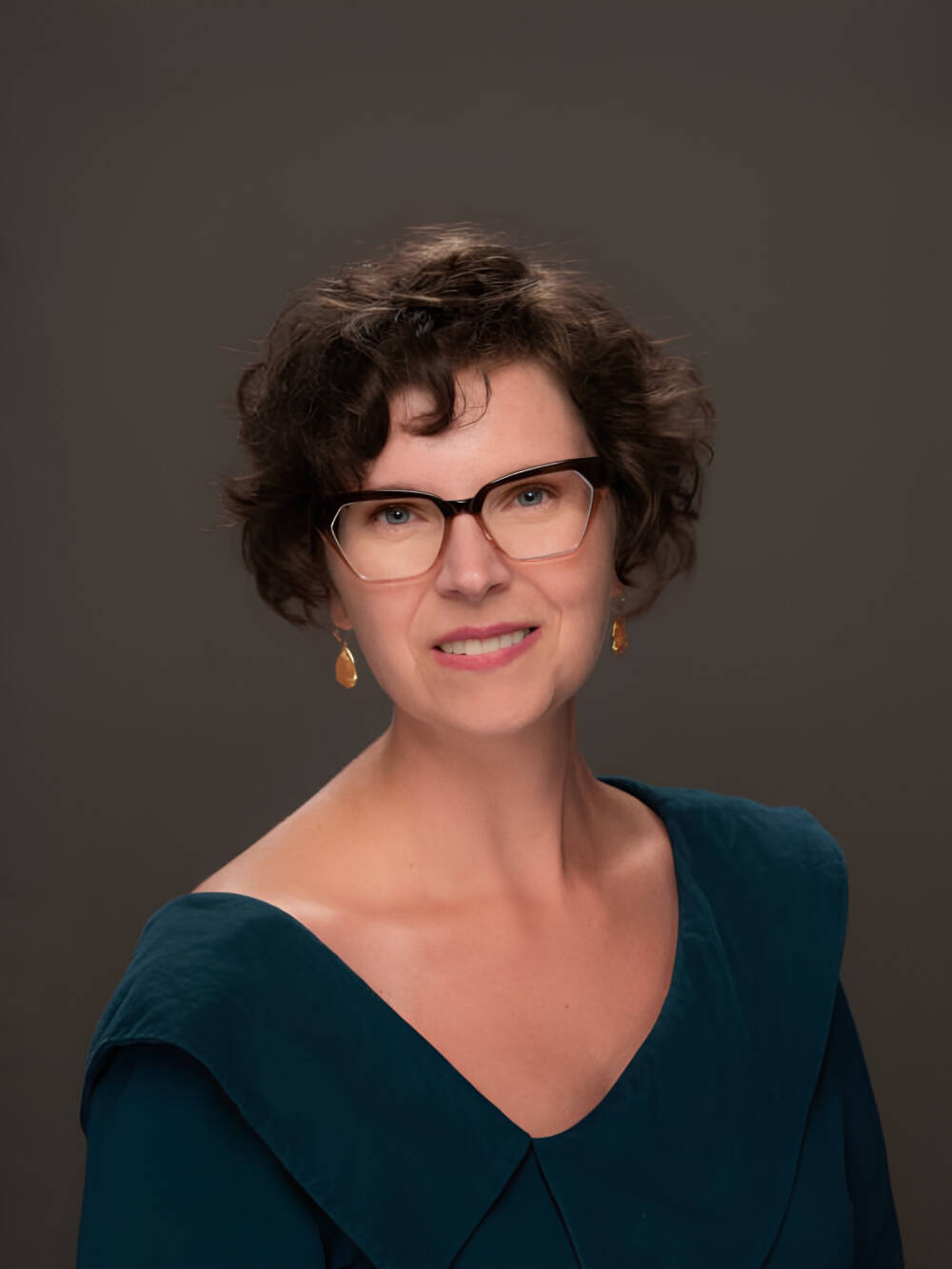 Annie Bélanger smiling for a professional photo